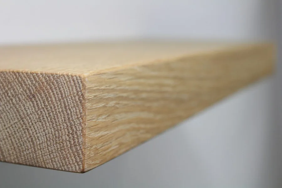Detail van een eiken plank met rechte rand