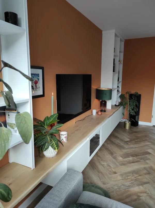 Afgewerkte eiken plank op een wit tv-meubel